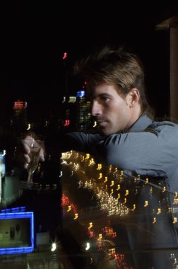 Balkonda duran yakışıklı genç