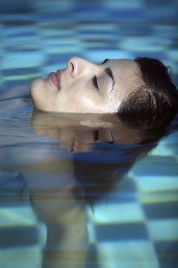 Yüzme havuzunda genç bir kadın