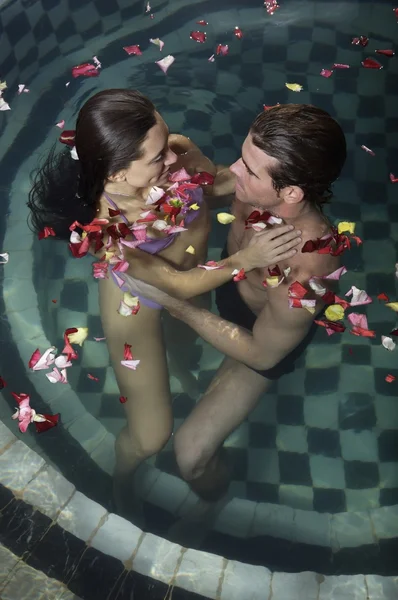 Casal jovem relaxante na piscina — Fotografia de Stock