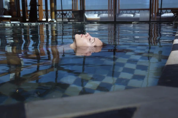 Mujer joven en la piscina —  Fotos de Stock