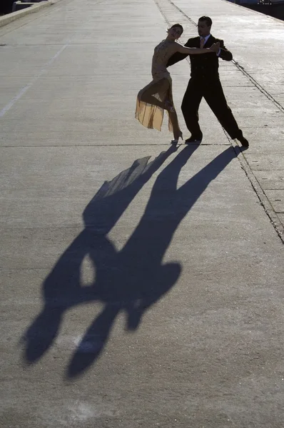 Çift tango dans siluetleri — Stok fotoğraf