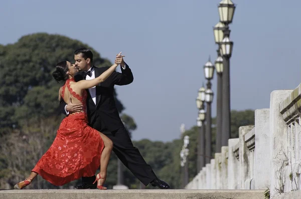 Пара танцующих танго — стоковое фото