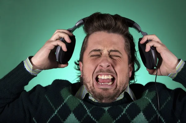 Hombre escuchando música alta en auriculares — Foto de Stock