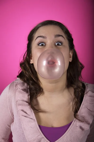 Chica soplando burbuja con goma de mascar — Foto de Stock