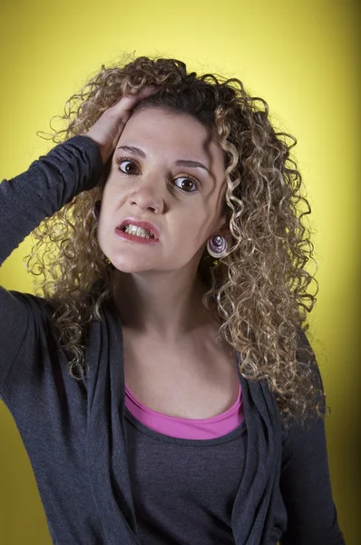 Mujer joven y rizada — Foto de Stock