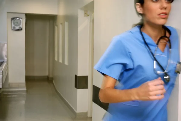 Dottore che corre attraverso l'ospedale — Foto Stock