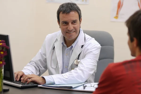 Médico conversando com paciente — Fotografia de Stock