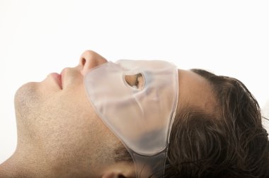 bir yüz maskesi giyen adam