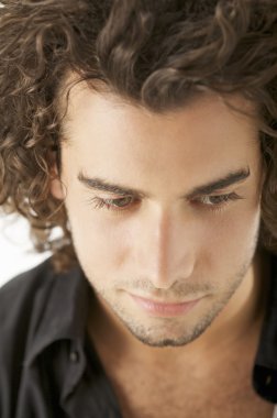 kıvırcık yakışıklı genç 
