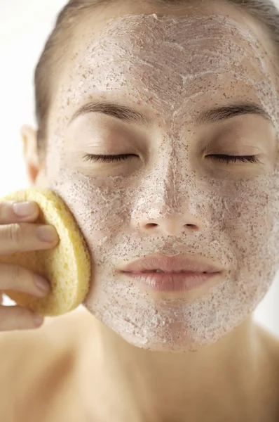 Mujer teniendo máscara facial —  Fotos de Stock