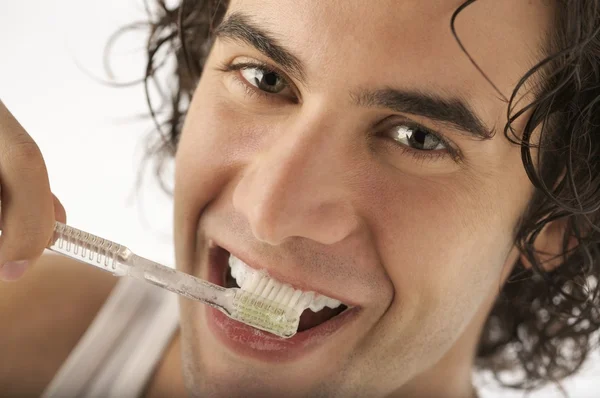 Hombre cepillándose los dientes —  Fotos de Stock