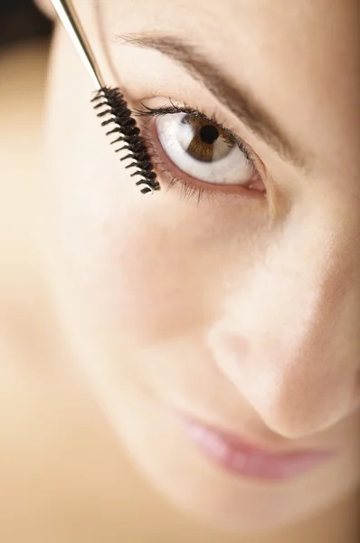 Donna che ha applicato il mascara — Foto Stock