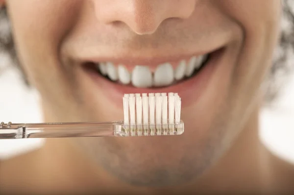 Cepillo de dientes con pasta de dientes y boca abierta — Foto de Stock