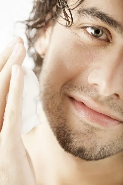 Ο άνθρωπος εφαρμόζεται κρέμα ξυρίσματος για το πρόσωπό του — Φωτογραφία Αρχείου