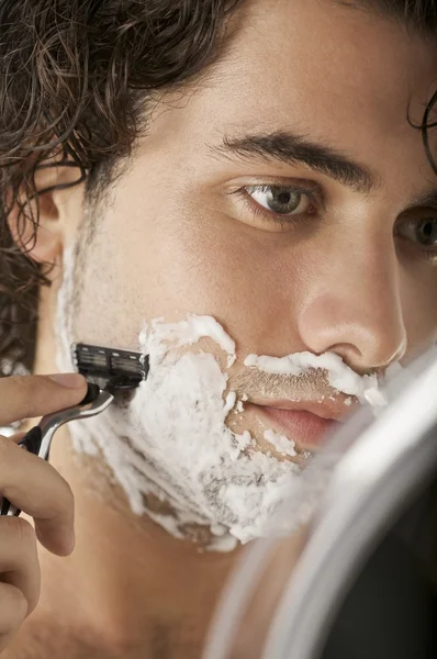 Man shaving his face — Stock Photo, Image