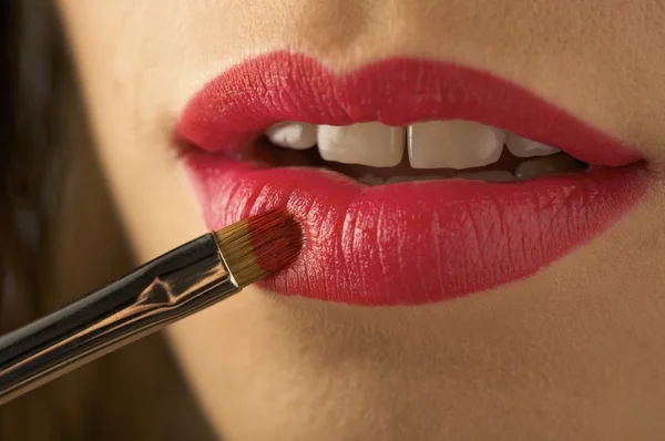 Wanita mengaplikasikan lipstik merah — Stok Foto