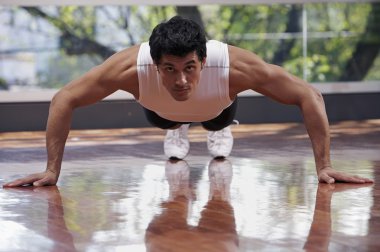 Genç adam yapma push up