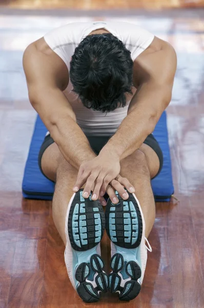 Deportista joven estiramiento — Foto de Stock