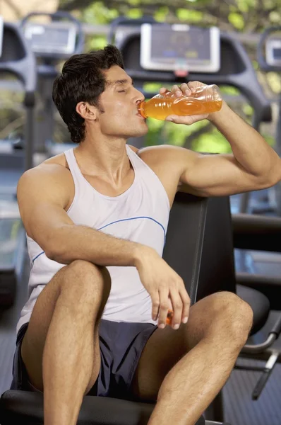 Een man een vlekken drankje drinken — Stockfoto