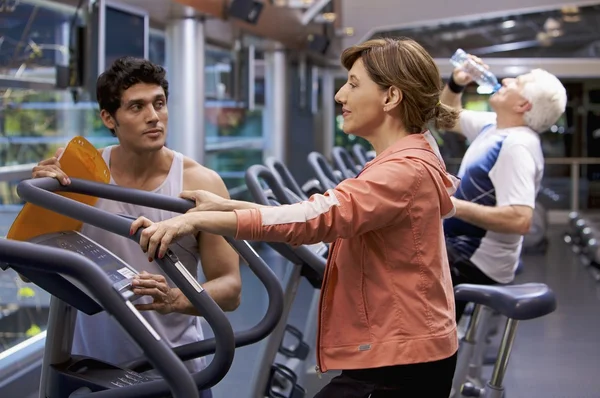 Spor salonunda egzersiz yapan insanlar — Stok fotoğraf