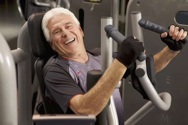 Man uit te werken met gewicht machines — Stockfoto