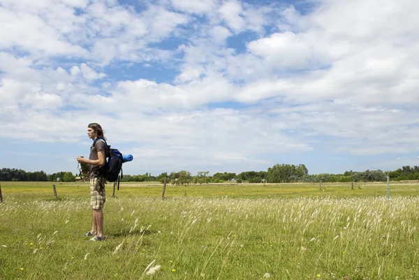 Backpacker na łące — Zdjęcie stockowe