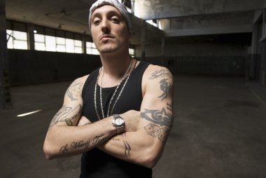 birçok dövmeli genç adam