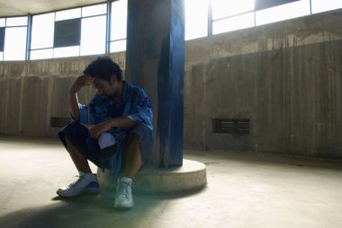 ayağı oturan genç adam