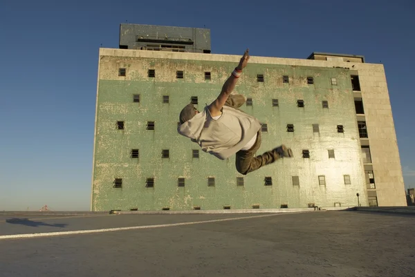 Joven hombre romper bailando — Foto de Stock