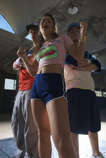 Groep Breakdansers Aan Het Oefenen Verlaten Bouw — Stockfoto