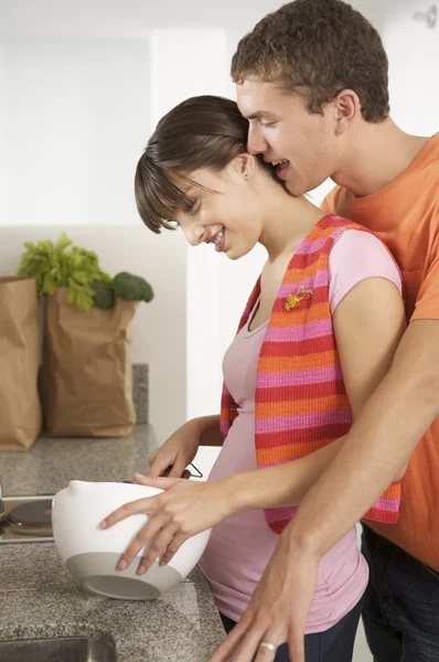 Aantrekkelijke jonge paar op keuken — Stockfoto