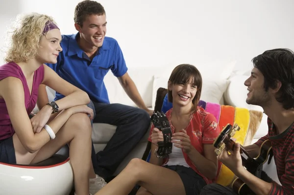 Adolescentes tocando instrumentos musicais — Fotografia de Stock