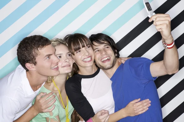 Adolescentes tirando fotos com telefone celular — Fotografia de Stock