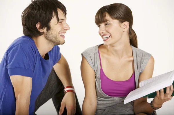 Pareja joven estudiando —  Fotos de Stock