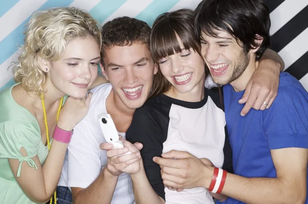 Adolescentes olhando para o telefone celular — Fotografia de Stock