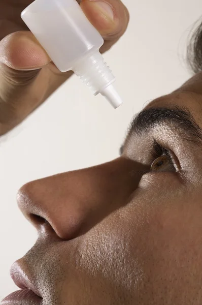 Hombre enfermo cayendo gotas a los ojos — Foto de Stock