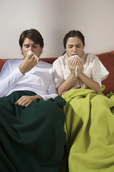 Casal doente no sofá — Fotografia de Stock