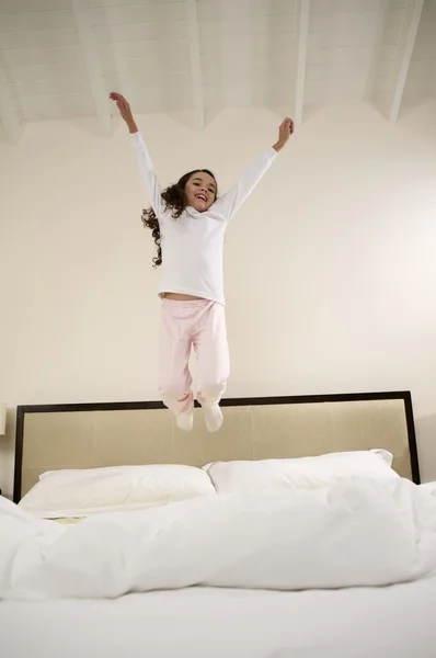 Niña saltando en la cama —  Fotos de Stock