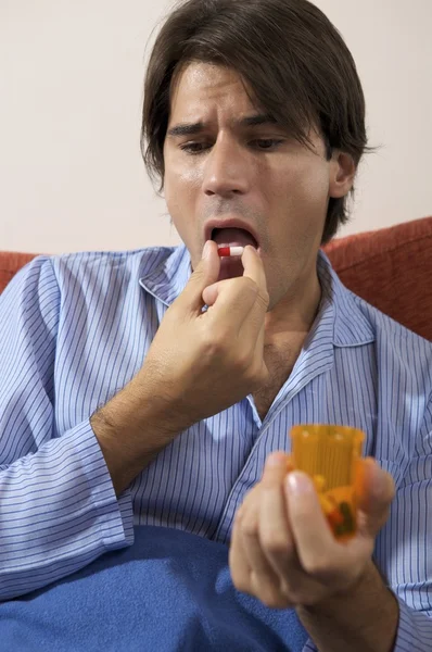 Homem doente tomando pílula para boca — Fotografia de Stock