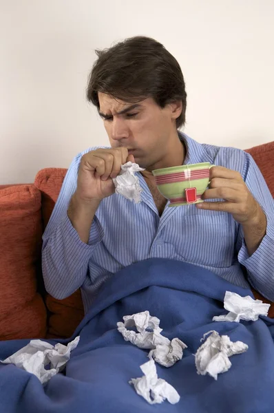 Homem doente tosse e segurando copo — Fotografia de Stock