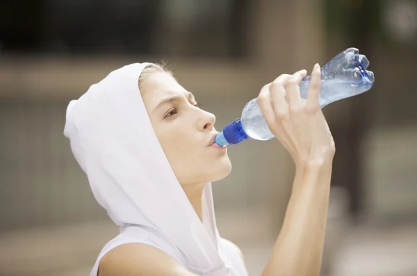 Donna acqua potabile — Foto Stock