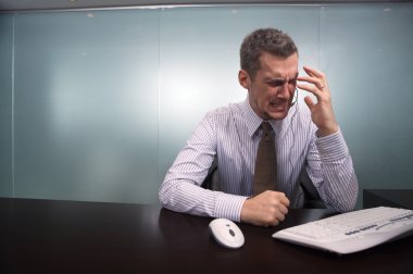 telefon kulaklık konuşan işadamı