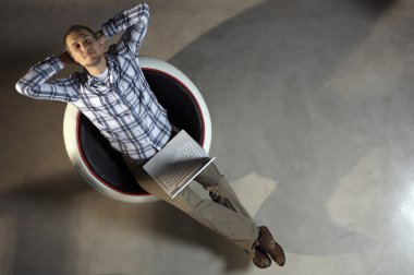 Yuvarlak Koltuğa uzanmış adam