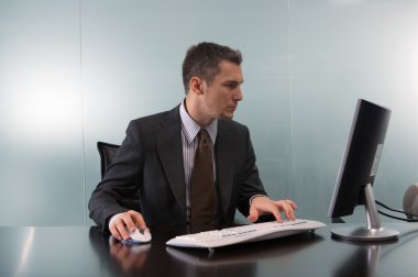İş adamı bilgisayar ekran arıyorum