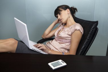 İş kadını masanın ayağına ile