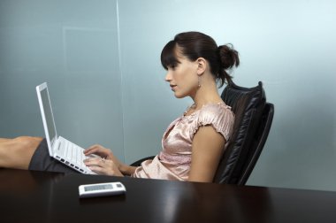 İş kadını masanın ayağına ile