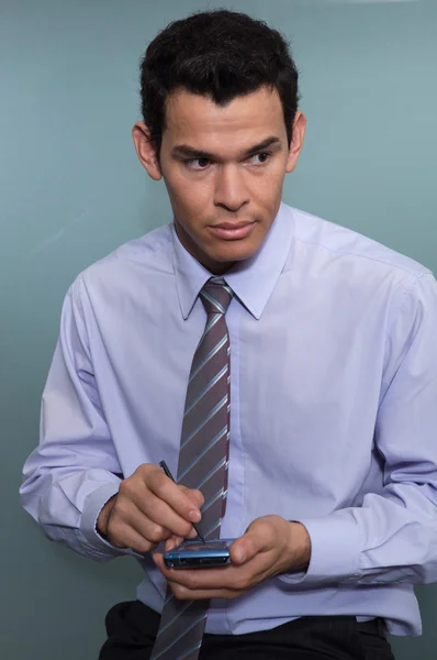 Retrato del hombre de negocios utilizando una agenda electrónica — Foto de Stock