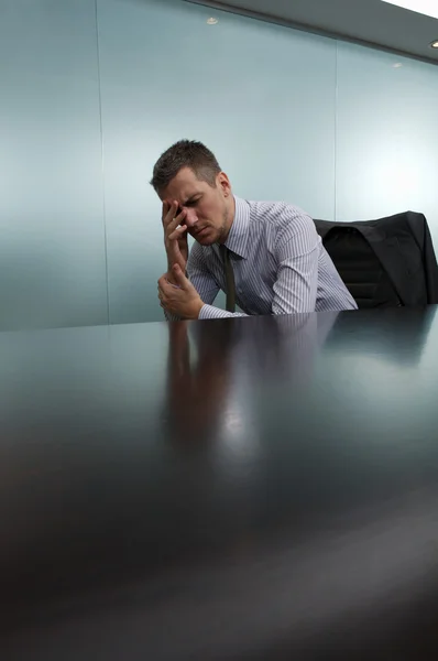 Bouleversé homme d'affaires dans son bureau — Photo