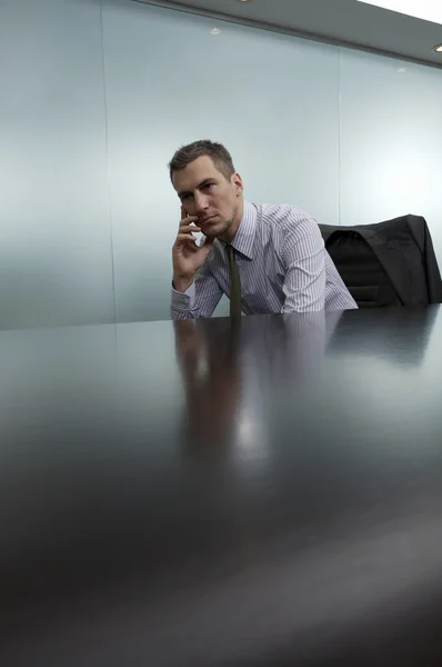 Chateado homem de negócios em seu escritório — Fotografia de Stock