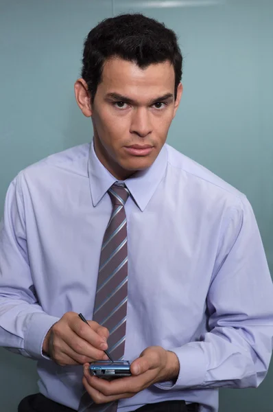 Retrato del hombre de negocios utilizando una agenda electrónica — Foto de Stock